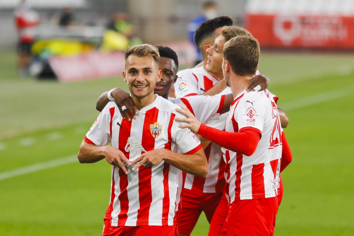 LaLiga's tweet image. FINAL #AlmeríaMirandés 2-1 

💥 7 partidos seguidos sin perder. 
💥 17 puntos de 21 posibles. 

🤍✌❤ ¡La @U_D_Almeria no baja el ritmo y ya es 4ª de #LaLigaSmartBank!