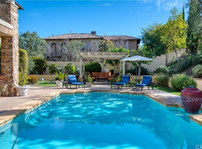 DreamHomesMag's tweet photo. This gorgeous residence offers 4 BR/6 BA in the main residence and a casita, a salt water pool and spa, an oversize 3 car garage and a cul-de-sac location.
Presented by: @MccartanSara | @BHHSCalifornia
View: https://t.co/kf540zWiNx
#lagunahills #nelliegailranch #forsale https://t.co/V1cl9AFZjv