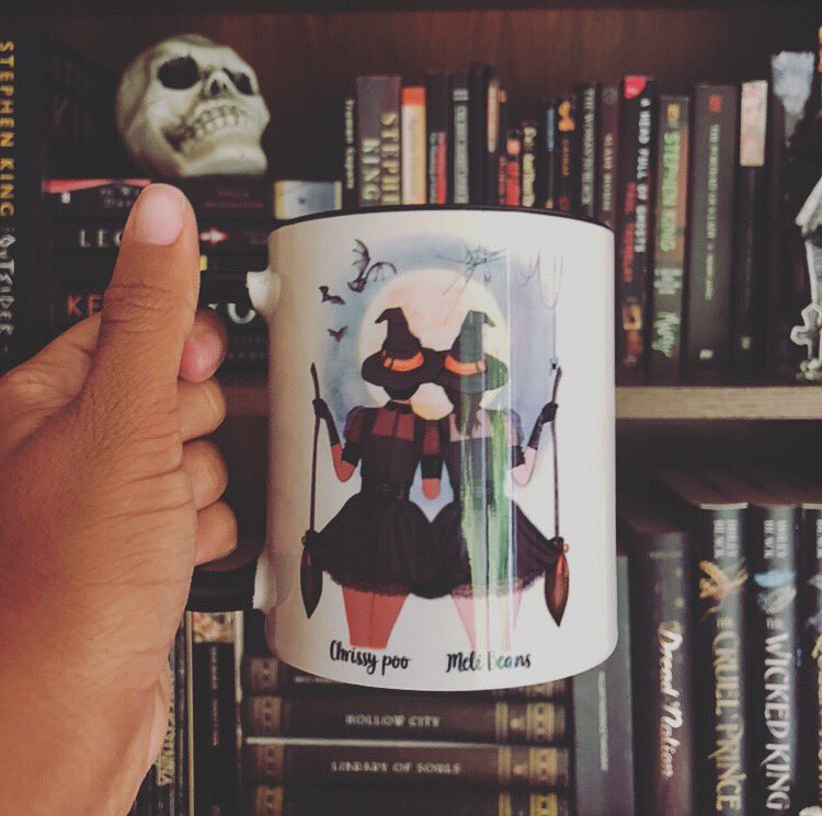 NinaBoBiina's tweet photo. When your best friend cements your spooky friendship with the most perfect spooky mug! 🖤💀☕️#FriendshipGoals #spookymug #HalloweenForever https://t.co/2RRGYyRCEl
