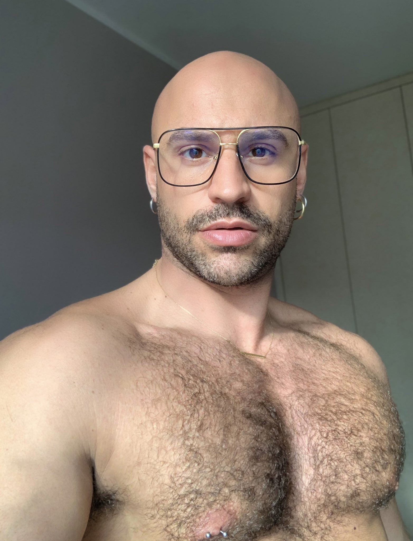 EmzKUmOWEAAVovh?format=jpg&name=large