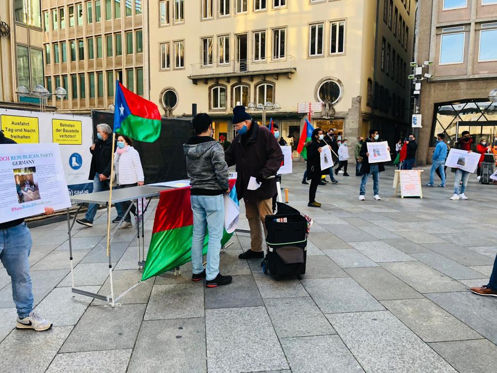 SherM_BRP's tweet photo. #BalochRepublicanParty staged an Awareness Campaign  in #Germany City (Koln)

Participant held the banner of injustice being committed by #Pakistan authority against the #Baloch Student in #Pakistan and demand better educational system for Baloch Students
 #SaveBalochStudents https://t.co/rtVxdfOqLm