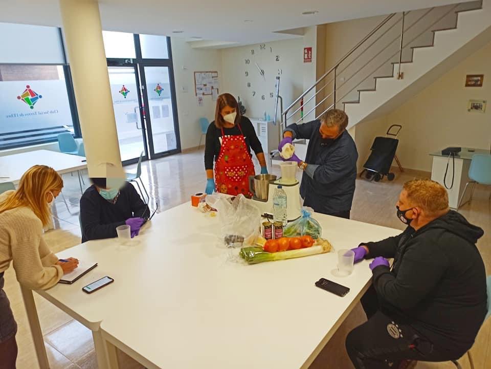 afsmte's tweet photo. Aquesta setmana hem cuinat una crema de verdures amb catxels, i pà de ceba i d'olives negres. Us recomanen fer pà casolà, es una recepta molt senzilla i deliciosa. Fins la propera! 🥖🥦🍵🤩 @ClubSocialTE1 @AFMMTE #tallerdecuina #salutmental #SaludMental https://t.co/znRtTusTH4
