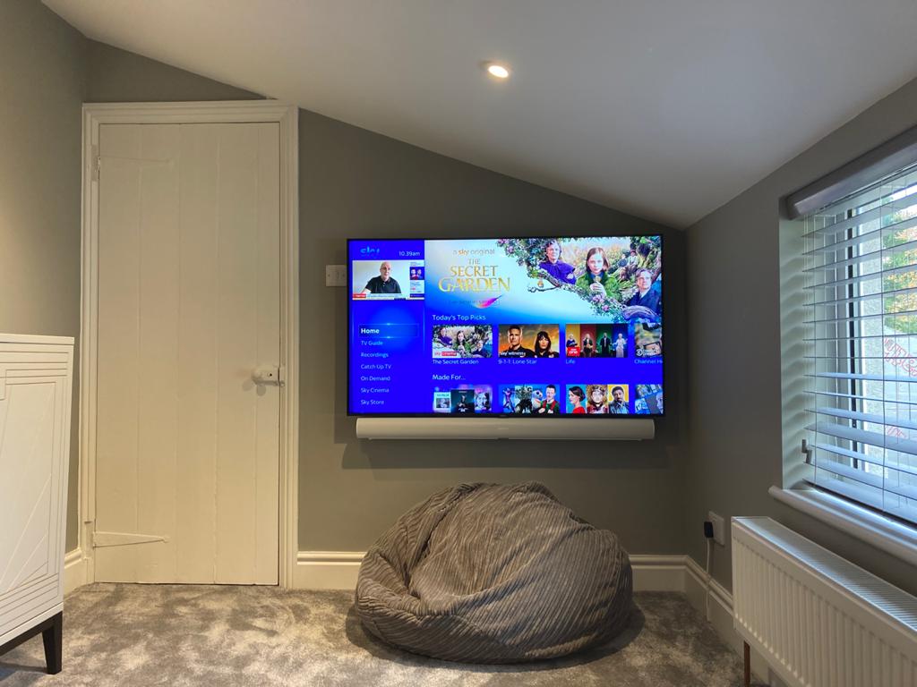 CleerVu's tweet photo. 🙌Take a peek at our latest handy work....
📸 55 inch Samsung UHD TV mounted to a wall, complete with soundbar.
✅ Tidy finish with no wires.
👉Let our experienced team create a professional finish for your TV &amp; audio installations.
Call 623 979 or PM - we'll be happy to assist. https://t.co/6tLfLrjCvw