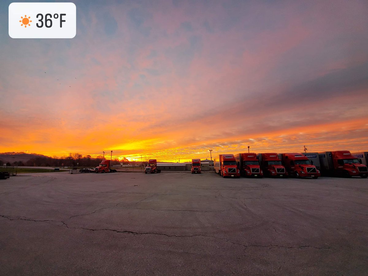 wingman6868's tweet photo. Cold Kentucky sunrise. 
@AverittExpress COR https://t.co/kwSUfGX94f
