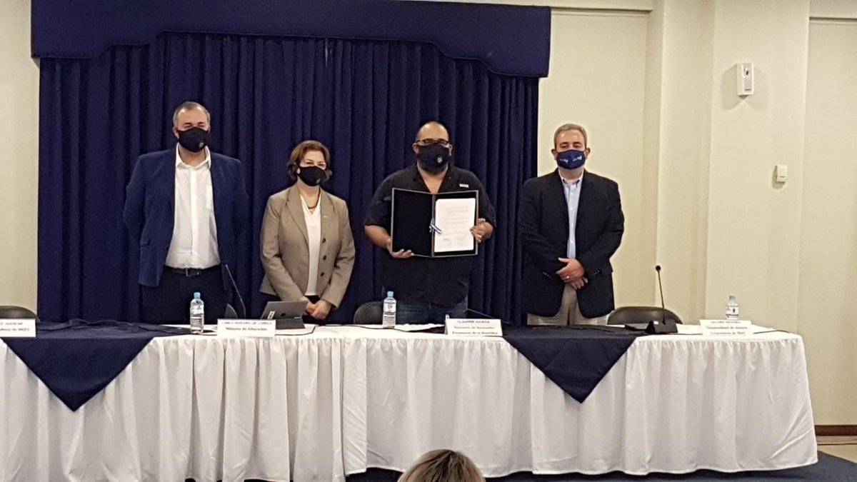 NoticieroHechos's tweet photo. Gobierno firma convenio con empresa de telefonía, para el uso de datos gratuitos para los alumnos que realizarán la prueba Avanzo. https://t.co/1XffMnfw8S