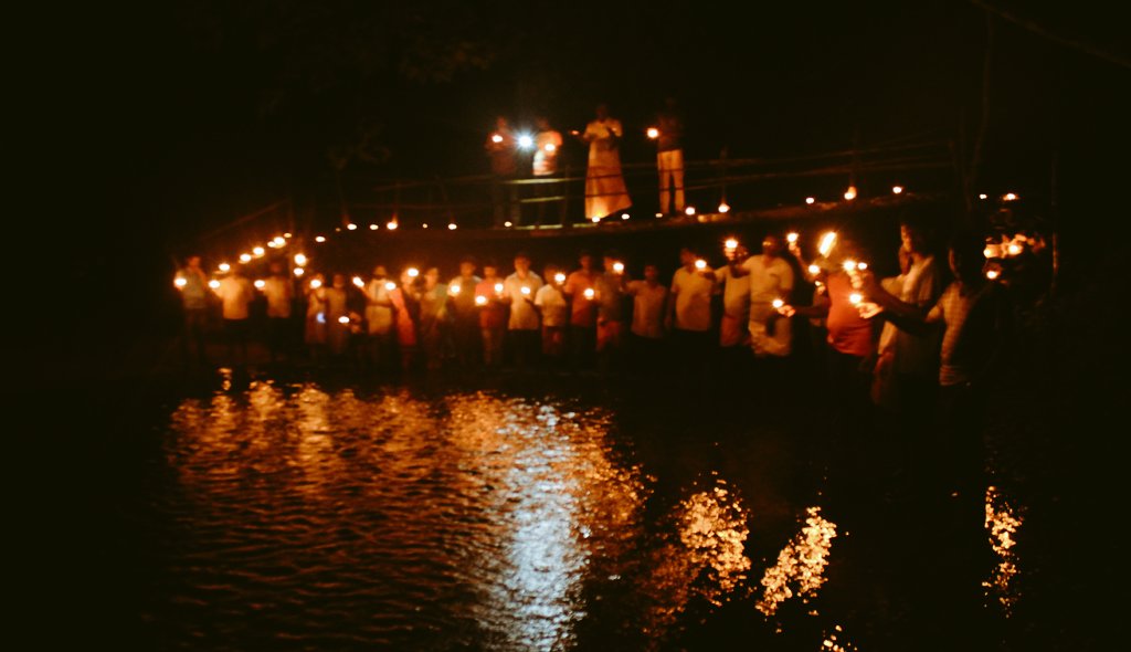 puchhappady82's tweet photo. We are rural peoples celebrated deepavali near river, lighting candles and prayed  during the Deepavali, for  construct  the  Bridge at #Mogra and full repair of #Kamila Road.  A large number number of people involved in this function. @PMOIndia @narendramodi  @CMofKarnataka https://t.co/OpxjU664CF