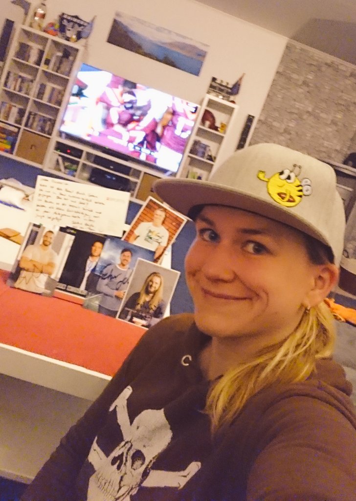 diefoersterin's tweet photo. Neben dem #Laberlauch gibt's eine weitere Auszeichnung, eines #ranCollege Fans:
Statt Aufkleber auf dem Helm gibts hier das handgestickte #NFLeißbienchen. War leider in der Poststelle von 7Sports verloren gegangen. Hat bei der Heimkehr aber Autogramme mitgebracht. Danke dafür! https://t.co/RWwB8USsrX