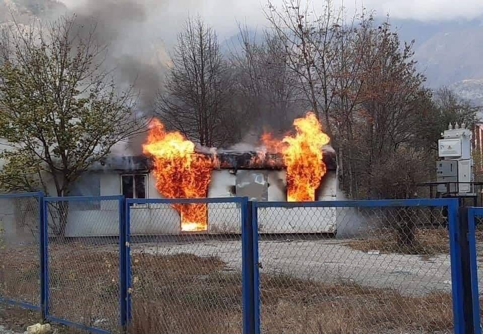 You don’t burn forests,u don’t destroy and burn your own house if u❤️the land you live on and genuinely believe its yours. #Armenian/n acts in #Kalbajar shows how little respect they have and that they knew all along their houses were stolen from 🇦🇿 through ethnic cleansing.