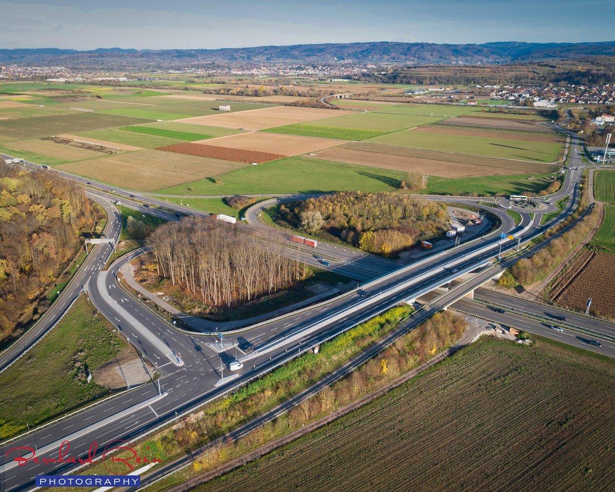 bernhardrein's tweet photo. Nachdem unsere armen Tageszeitungen zur Pressemitteilung des Verkehrsministeriums kein aktuelles Bild hatten, bin ich heute mal wieder gestartet. 😀 Ausfahrt Rust ist ready. Kosten: 7,1 Millionen Euro
#bernhardrein #europapark #phantompro4 #rust #ringsheim #autobahnausfahrt https://t.co/G7gJikX02n