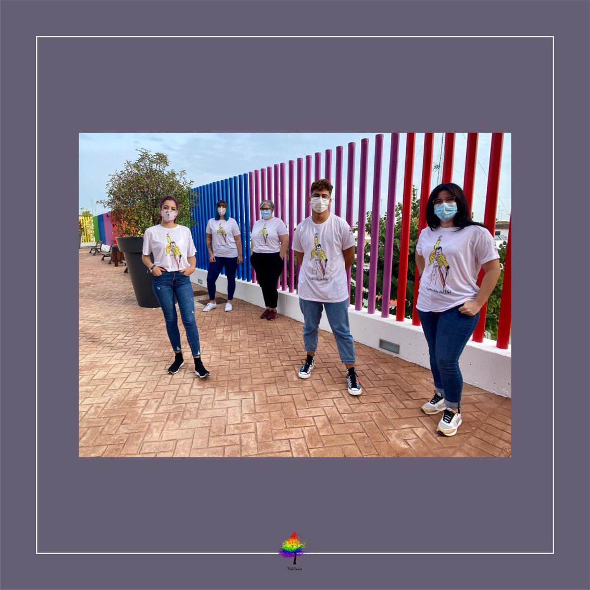 🤩👕 El primer Merchandising de nuestra Asociación cuenta con dos modelos de camisetas serigrafíadas con las ilustraciones de nuestra compañera Afri en la parte delantera y nuestro logo en la manga. 🤩👕
Esperamos que os hayan gustado y podéis encargarnos la vuestra por MD!!🏳️‍🌈🏳️‍🌈