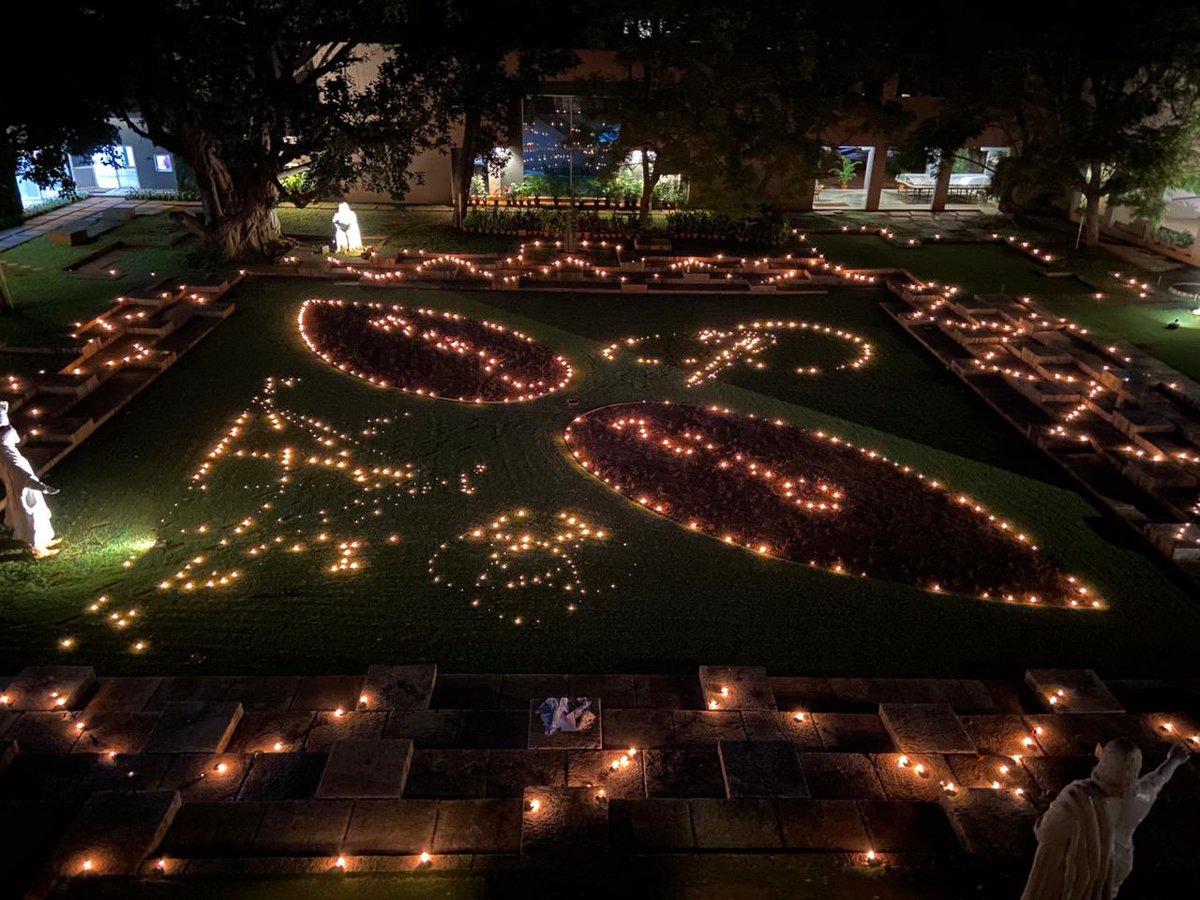 This year's Nobel Prize is depicted by two thousand oil lamps (diyas) in the  @iucaapune Kund. In the upper half are some of the stellar orbits around the  #SupermassiveBlackHole at the centre of our Galaxy that got  #AndreaGhez and  #ReinhardGenzel the  #NobelPrizePhysics this year.