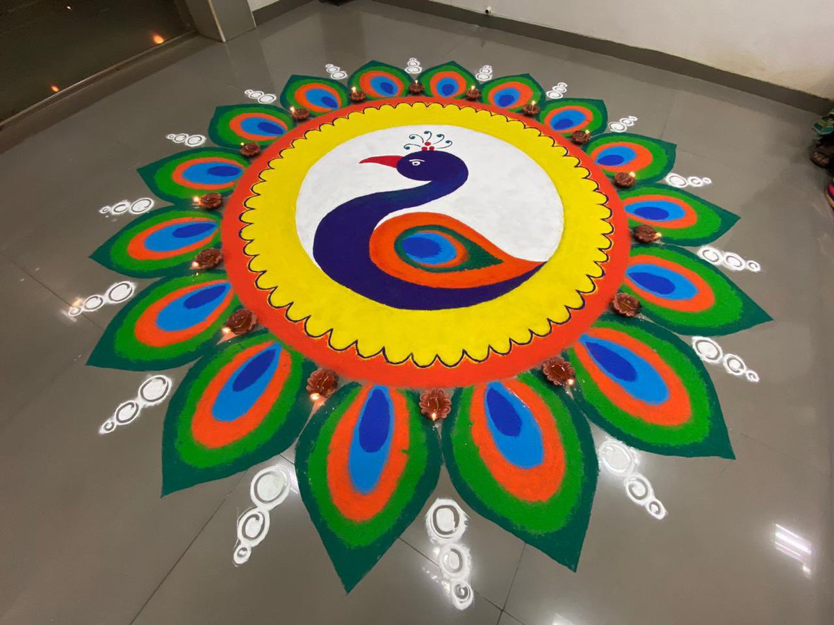 One of the two big rangolis is a tribute to Professor  #GovindSwarup who passed away this year. This creation represents one of the  #GMRT antennae, along with his autograph, taken from the IUCAA Guest Book.