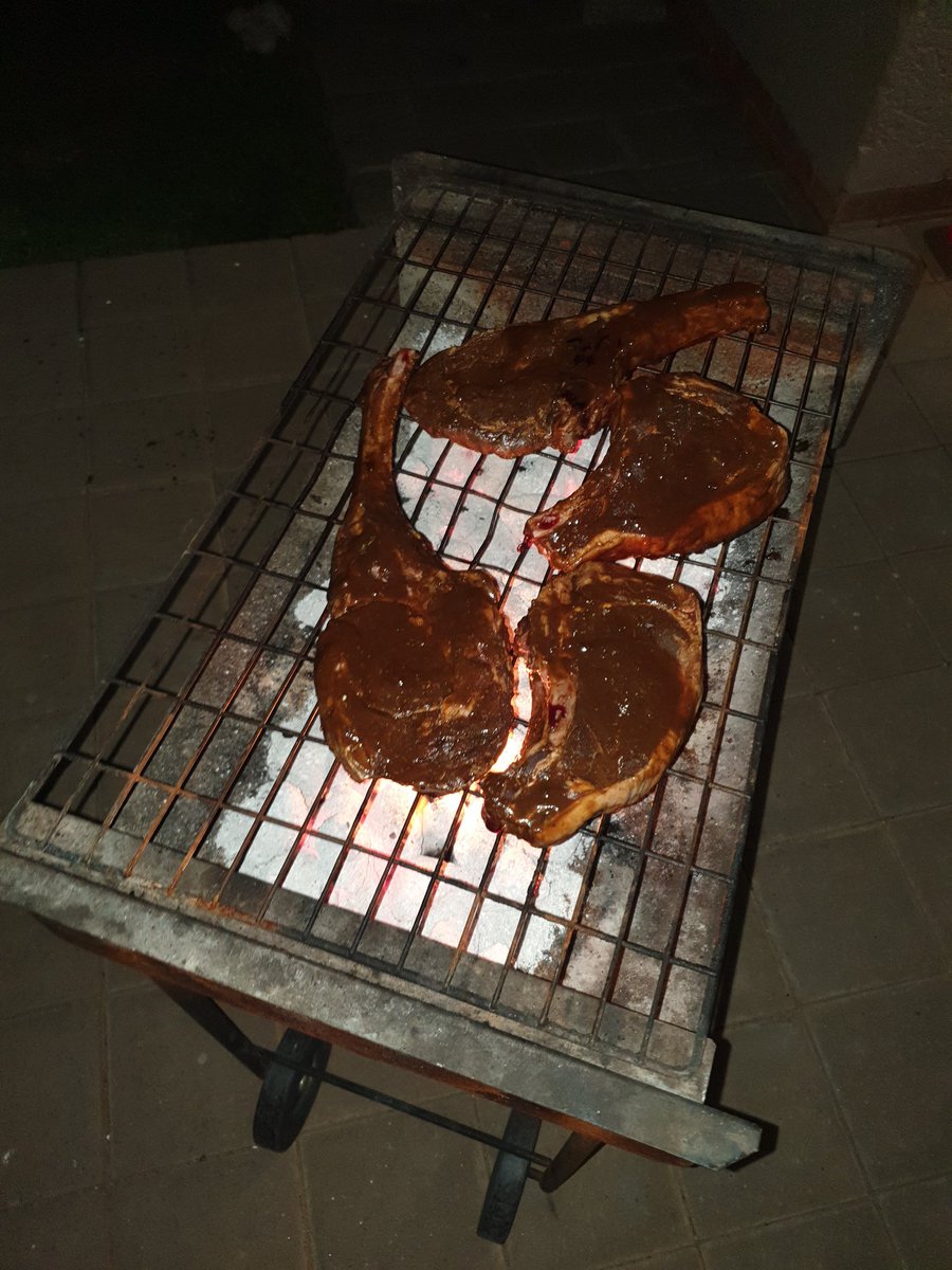 cornedupreez1's tweet photo. Ons #TomHawk en #ClubSteaks is amper reg🥩 🤗 https://t.co/EX7P1QgZqH