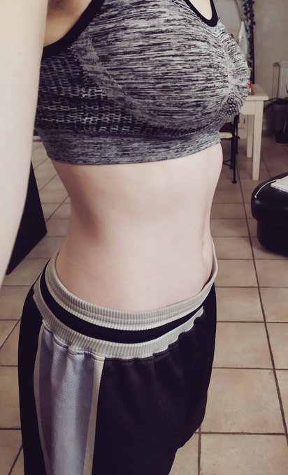 Petite s&eacute;ance de sport  #fitness #belly https://t.co/kivoGMdWzC<a href="/tag/fitness"class="tags">#fitness</a><a href="/tag/belly"class="tags">#belly</a>