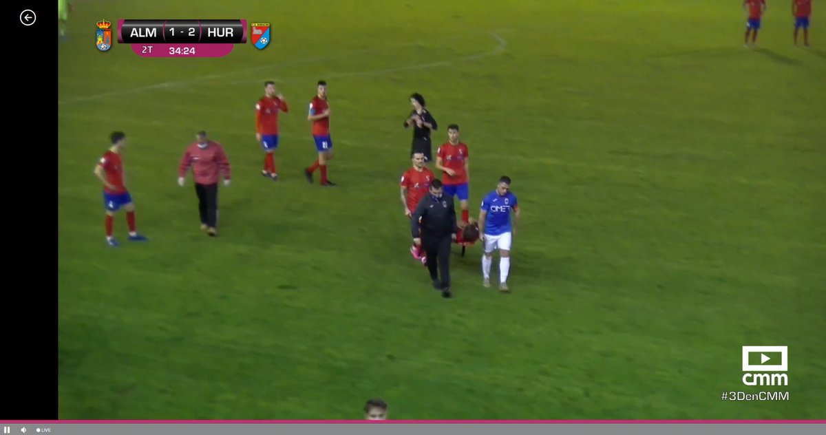 Luis10LCT's tweet photo. Esto si que es para enseñar en las escuelas. Otra vez toca ponerse en pie con D. @septien3, ayudando a sacar en camilla a un jugador del equipo rival (@HuracanBalazote) lesionado de gravedad en mitad del partido con su @UDAlmansa.

¡Ejemplo y humildad! ¡Qué grande, CAPITÁN! 🔵⚪️ https://t.co/GTtv3SRtyu
