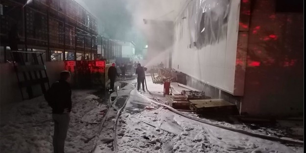 Kocaeli'de silah fabrikasında yangın yeniakit.com.tr/haber/kocaelid…