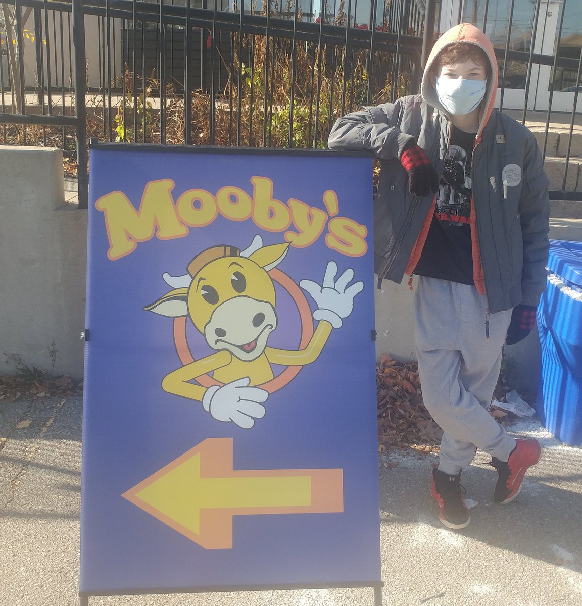 holf00's tweet photo. @ThatKevinSmith @JayMewes 2 things...first, missing you in Toronto. Second, make Mooby Burger a permanent thing, it was delicious! https://t.co/5cWgfzwn46