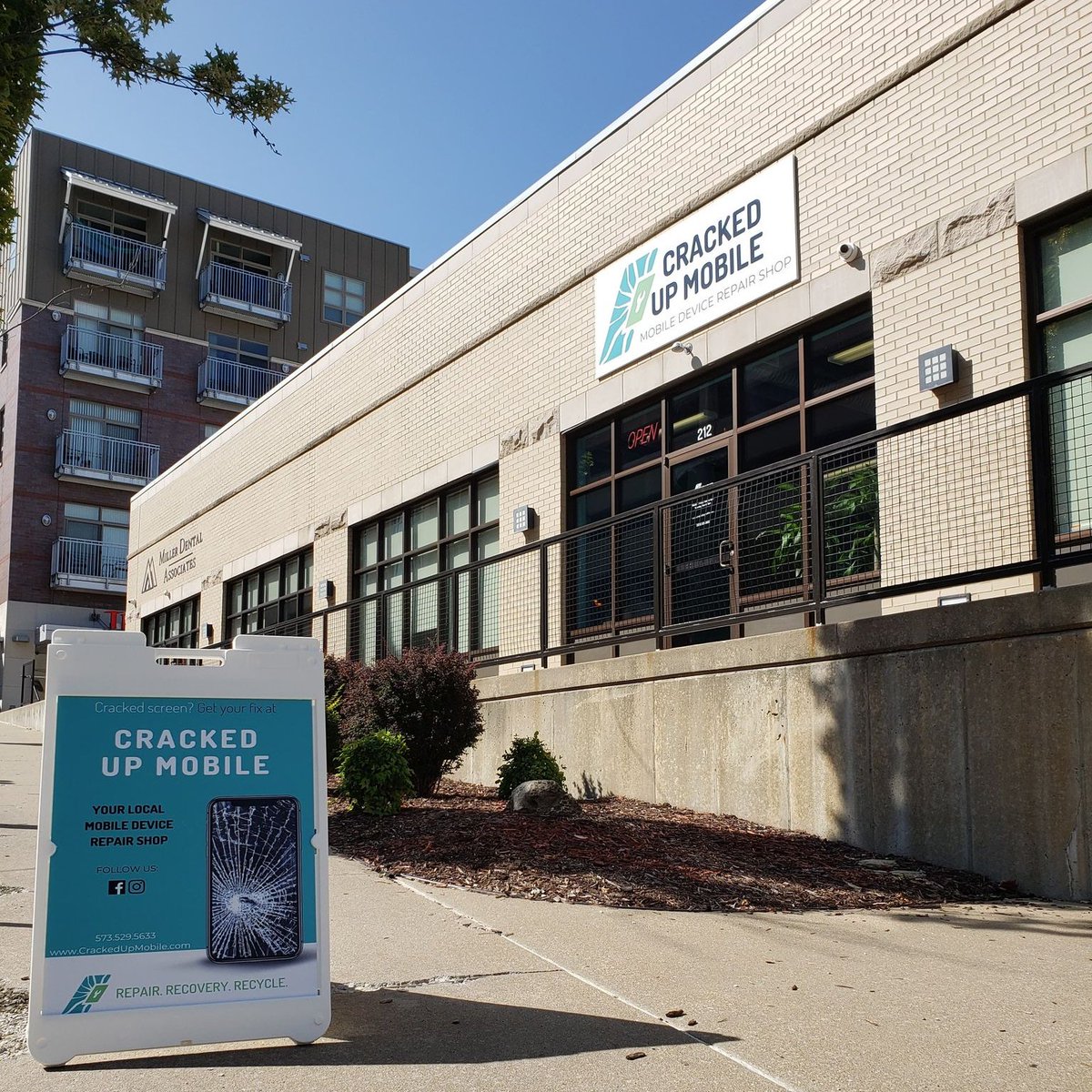 CrackedUpMobile's tweet photo. To our loyal customers in Columbia and Mid-Missouri:  We appreciate your business and advocacy during our rebrand and new location transition.  We are still in downtown Columbia. Come visit us at 904 Elm St Suite 212 or call 573-529-5633 https://t.co/Qo3N1sPjyH
