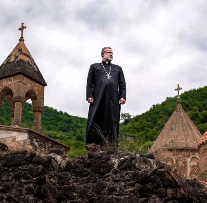 Don_Lazzara's tweet photo. #Armenia: il Padre Ter Hovhannes (nelle foto), ha fatto sapere che non abbandonerà il monastero #Dadivank agli #azeri. Rimarrà lì per custodire il patrimonio secolare, religioso e culturale della sua terra. Preghiamo per questo coraggioso pastore. https://t.co/bRfFqBO6Ru