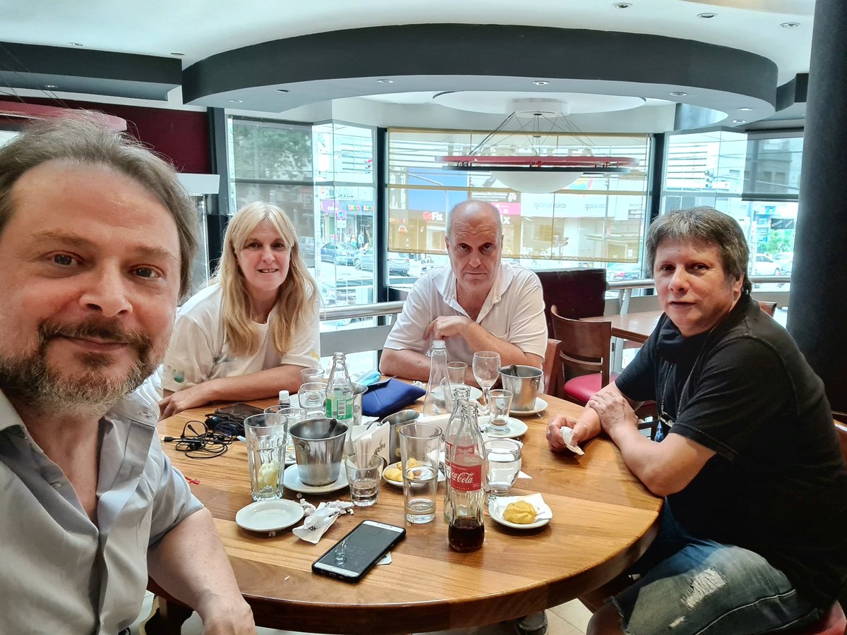 RicBenedetti's tweet photo. Es bueno encontrarse con amigos 🙂
#BuenSabado https://t.co/0dDhoXxDmH