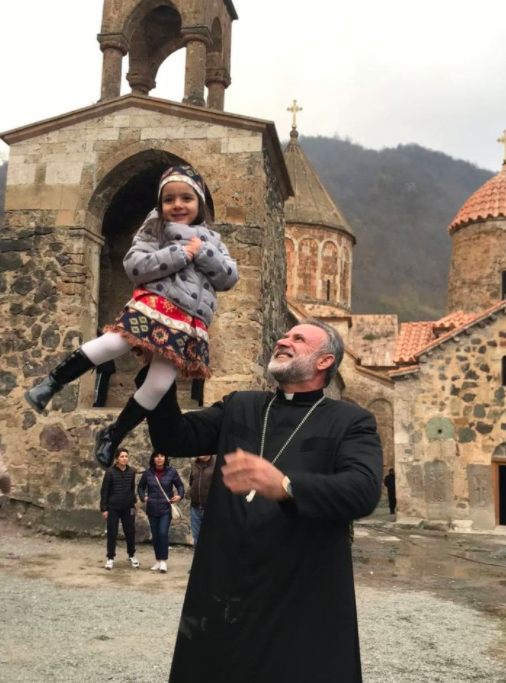 Don_Lazzara's tweet photo. #Armenia: il Padre Ter Hovhannes (nelle foto), ha fatto sapere che non abbandonerà il monastero #Dadivank agli #azeri. Rimarrà lì per custodire il patrimonio secolare, religioso e culturale della sua terra. Preghiamo per questo coraggioso pastore. https://t.co/bRfFqBO6Ru