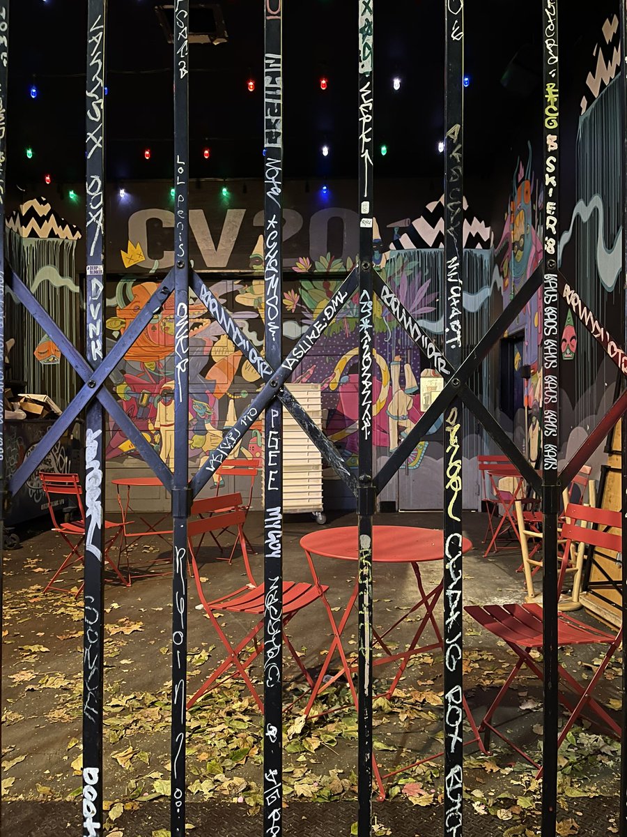 AndruEdwards's tweet image. Night shots on #iPhone12ProMax 📲