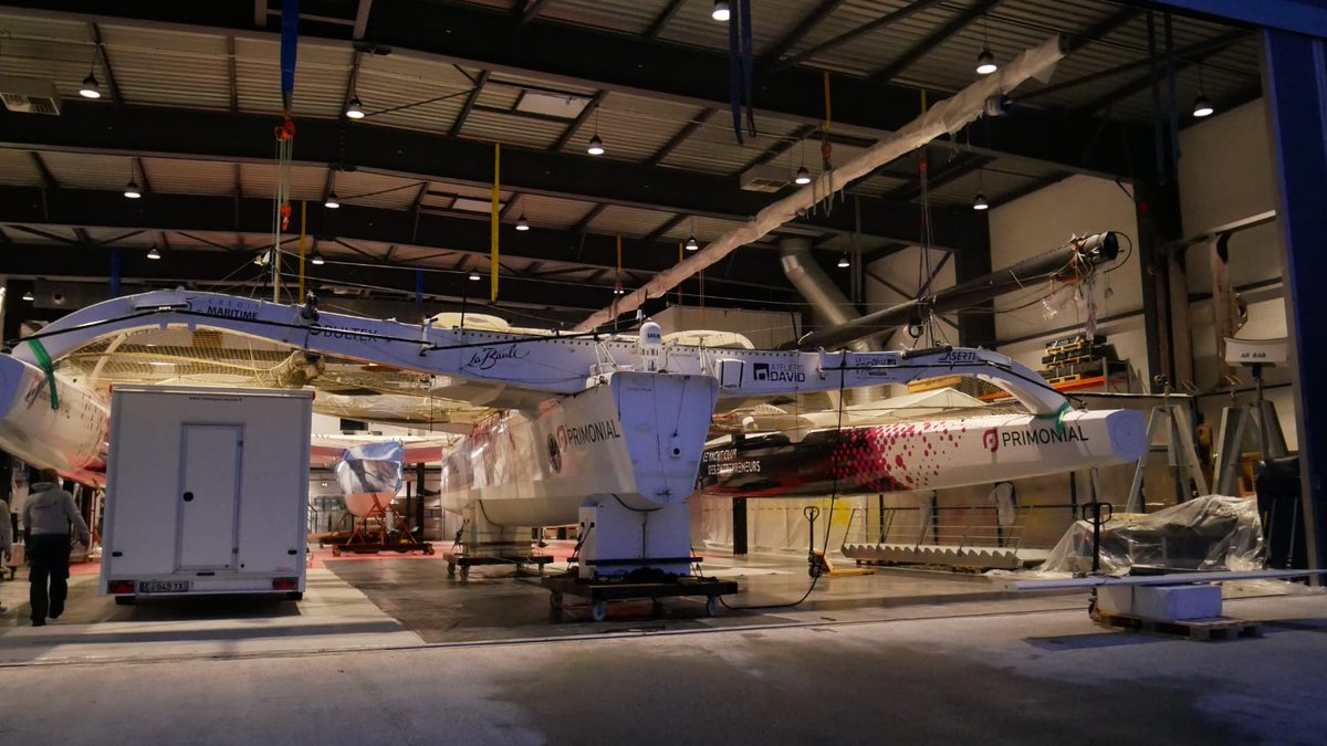 sebrogues's tweet image. [Chantier d'hiver❄️] Hier, nous avons sorti notre #Multi50 ⛵de l'eau pour lui refaire un petit lifting 🛠️. 

Nous remettons le trimaran au chaud 🏠 pour quelques semaines dans le hangar qu'on partagera avec nos confrères de @DefiVoileSEP.

#bateauconfiné