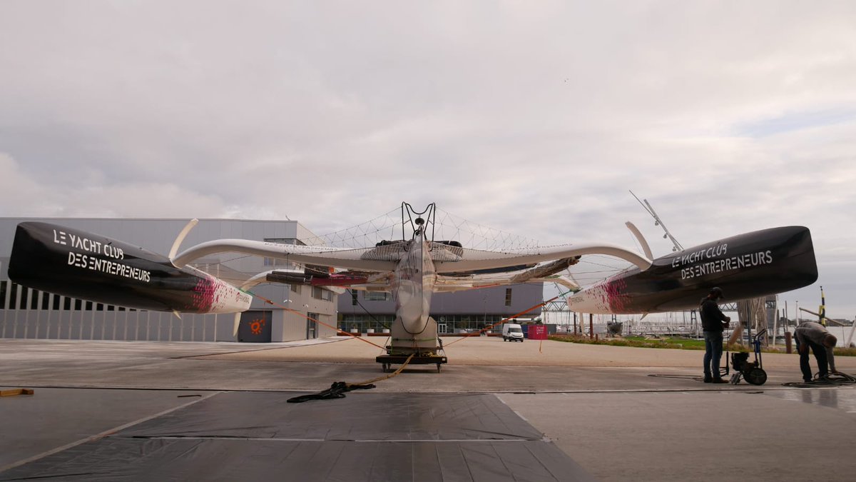 sebrogues's tweet image. [Chantier d'hiver❄️] Hier, nous avons sorti notre #Multi50 ⛵de l'eau pour lui refaire un petit lifting 🛠️. 

Nous remettons le trimaran au chaud 🏠 pour quelques semaines dans le hangar qu'on partagera avec nos confrères de @DefiVoileSEP.

#bateauconfiné