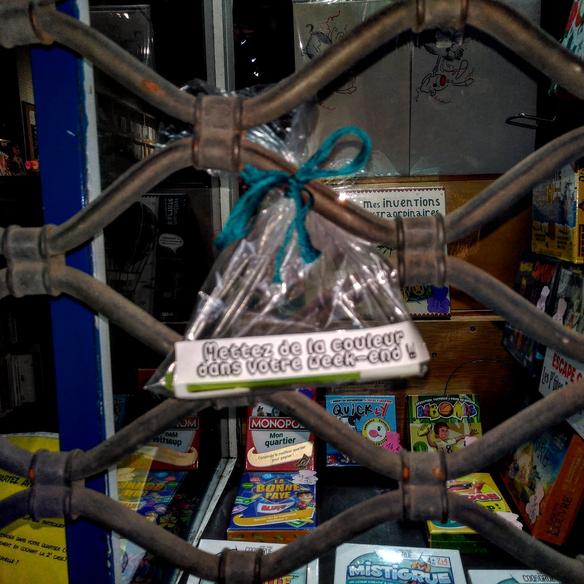 Bookynette's tweet photo. Surprises mises en place sur le rideau de fer par vos libraires déchainées... On aime bien cette habitude de surprises/cadeaux du dimanche. Et cette fois, on met de la couleur dans votre week-end... Enfin une couleur mais comme elle est fluo elle en vaut au moins... Plein. https://t.co/D9pvS9wCap