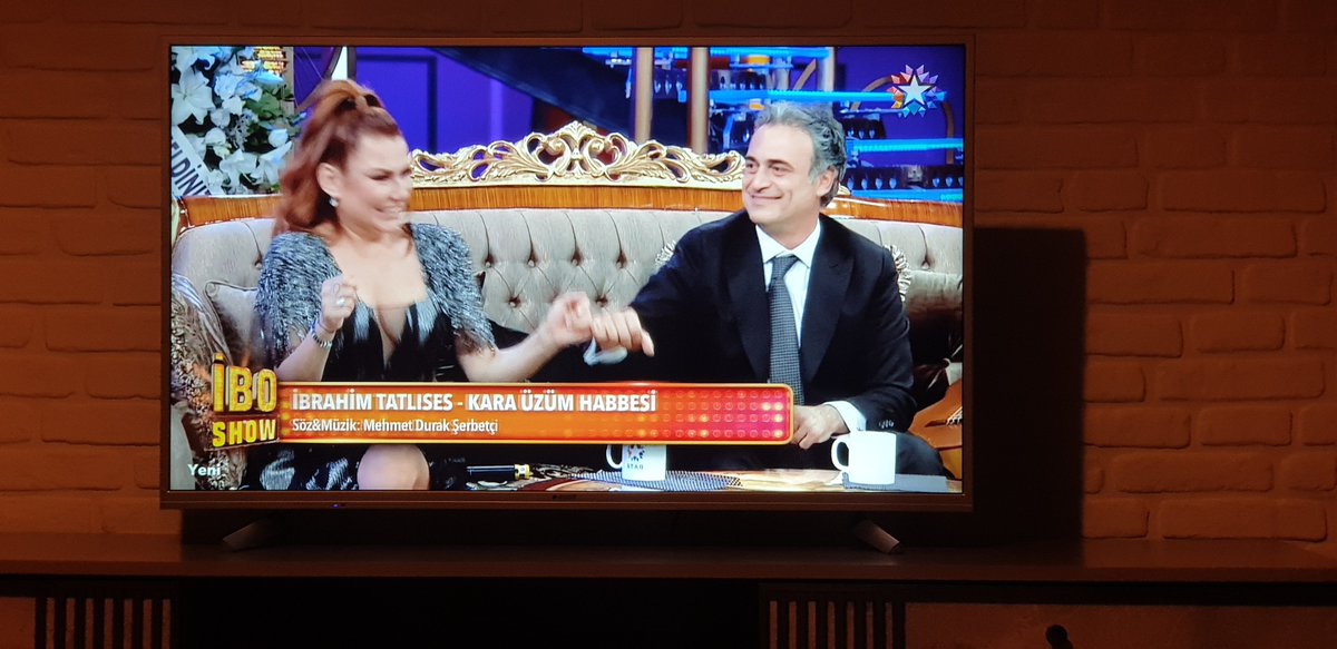 zenzeniko's tweet photo. Annem mandalina soyup getirmis ,babam #iboshow açmış adeta ilkokuldayım 🤭 tam hepimiz değiştik diyicem ,Deniz Seki nin memeleri ,Kutsi nin romantikliği duruyor 🤫🥴 ben hala aynı koltukta devam.. https://t.co/mYyNtbbkcU