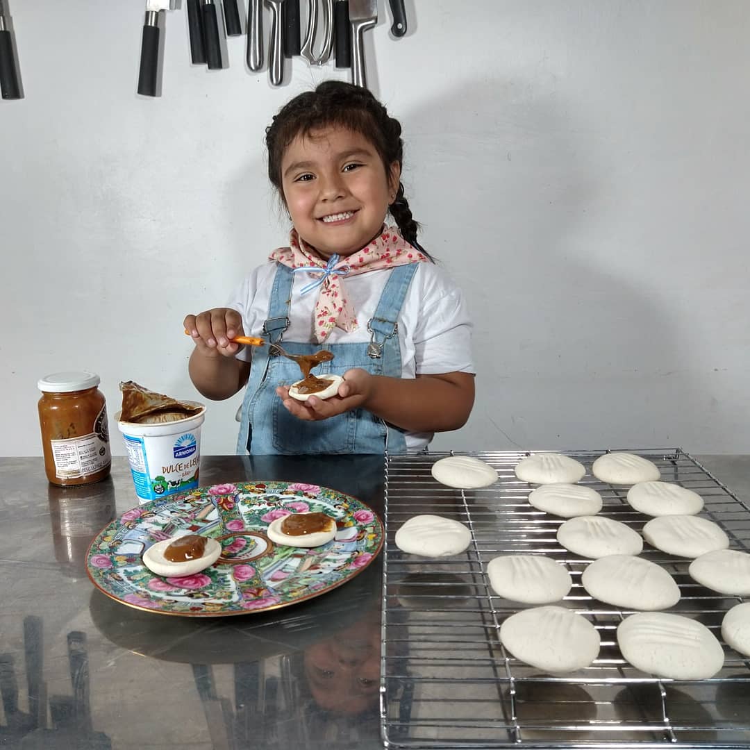 ElbaRodriguezOK's tweet photo. Receta GALLETITAS DE MAIZENA hecha por mi bebota AGUSTINITA también le tocó cocinar para el zoom del jardín 😍 Súper #fácil , #rico y #libredetacc

Ingredientes
❌1/2 de aceite
❌1 unid huevo
❌1/2 taza de azucar
❌Esencia de vainilla
❌2 tazas de almidón de maíz
❌1 pizca sal https://t.co/j0aqAuHc54