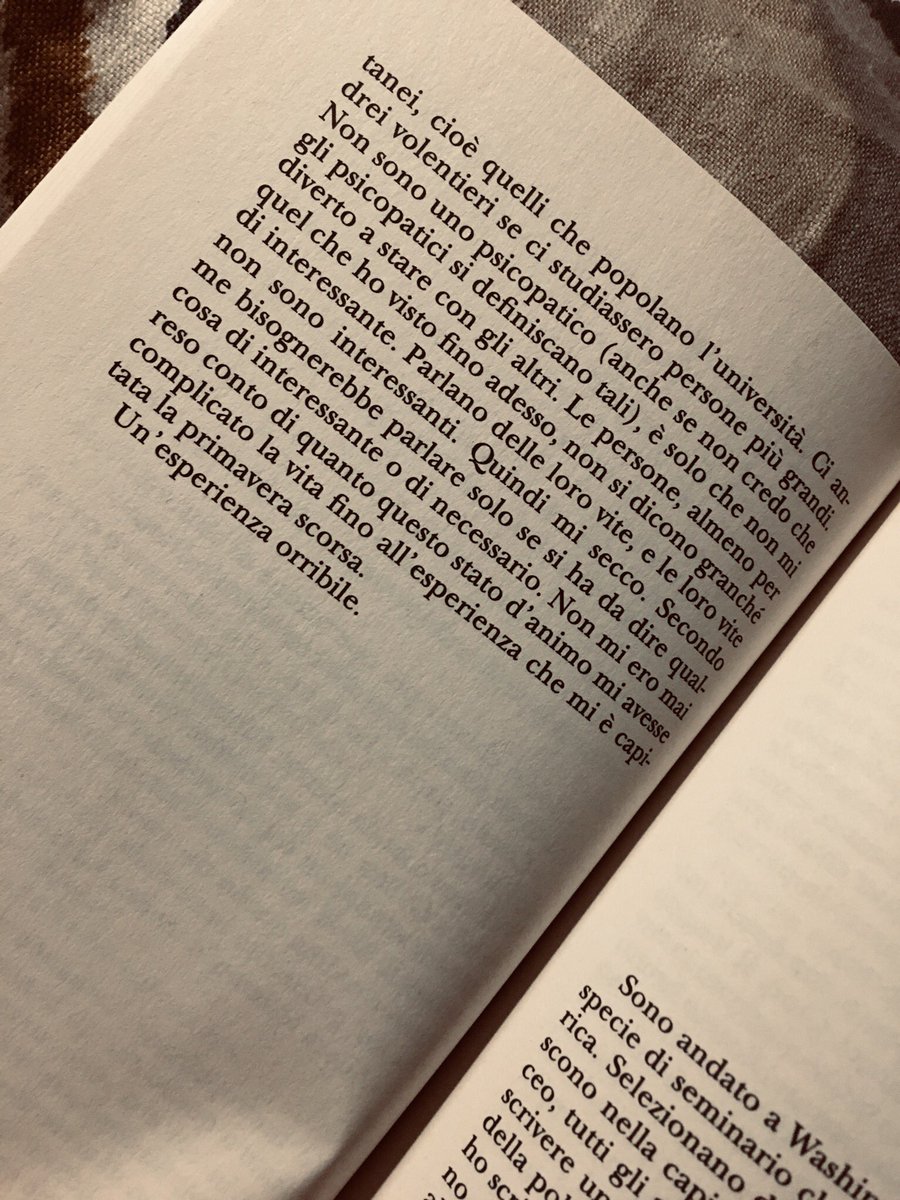 Ba_Giu's tweet photo. “Non sono uno psicopatico (...) è solo che non mi diverto a stare con gli altri. Le persone, almeno per quel che ho visto fino adesso, non si dicono granché di interessante”. #ungiornoquestodoloretisaràutile @CasaLettori #petercameron https://t.co/VQeXx1jd6D