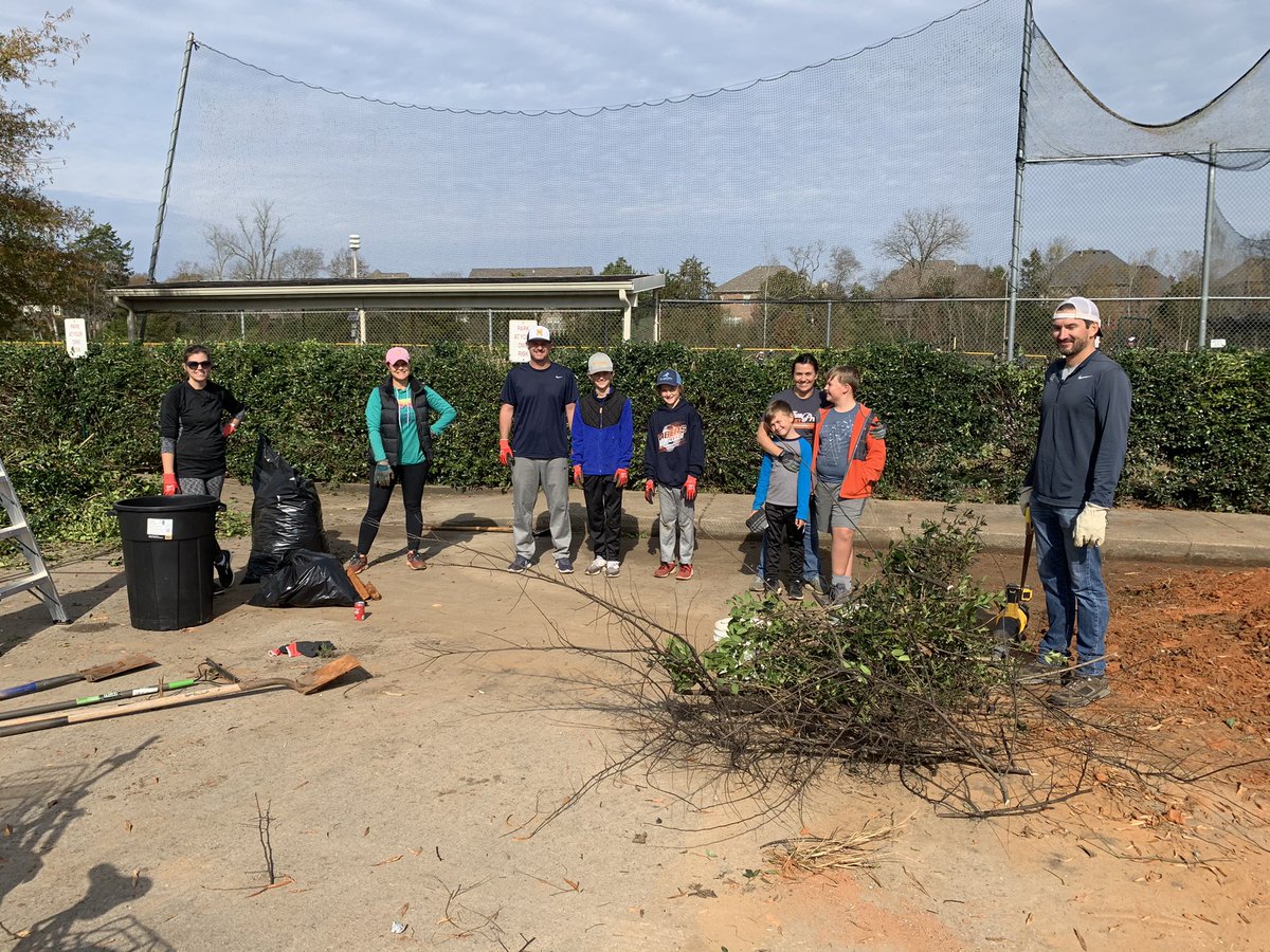 SMSSabersPTO's tweet photo. THANK YOU 🥰 to this crew and others that came out this morning to help clean up SMS grounds!! There is still so much to do but we made progress in the front of school and back by our athletic fields. Weeds pulled, trim work done, bushes trimmed, trash picked up and more! 🧡💙 https://t.co/DWshkhU8xh
