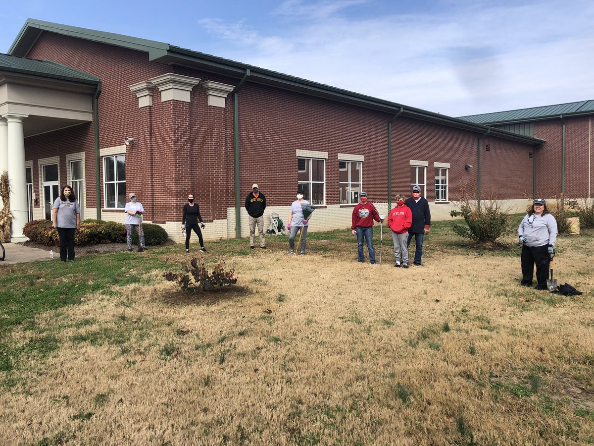 SMSSabersPTO's tweet photo. THANK YOU 🥰 to this crew and others that came out this morning to help clean up SMS grounds!! There is still so much to do but we made progress in the front of school and back by our athletic fields. Weeds pulled, trim work done, bushes trimmed, trash picked up and more! 🧡💙 https://t.co/DWshkhU8xh