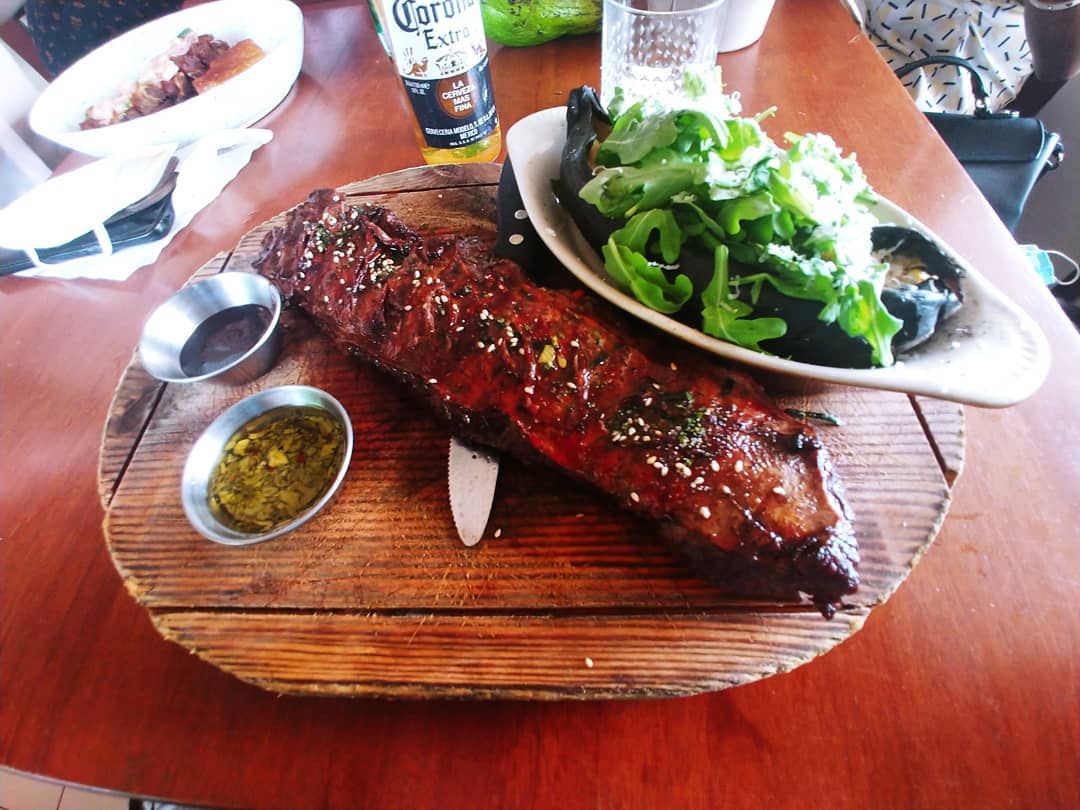 djpredatorpr's tweet image. Esto es un churrasco y un mamposteao con chicharron por encima, en @bacoapr en Juncos...  

Lo cocino el #ChefPiñeiro que estaba ese dia cocinando ahi.. Me gusto mucho el sitio, una casa de dos pisos de madera y tienen un lago y todo.

#LechoneandoConPapo 

#PapoTieneLaRespuesta