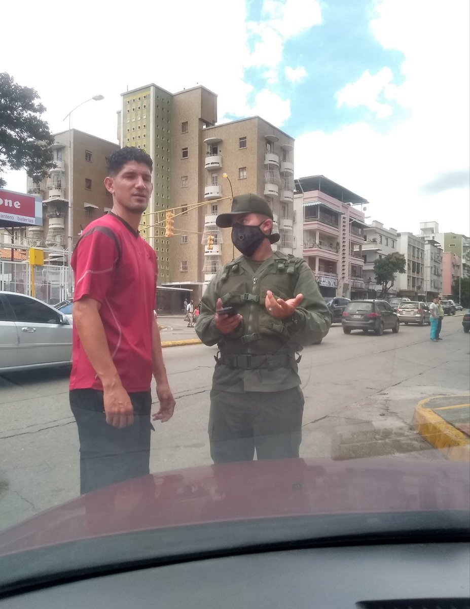 Amigos ayúdenme a denunciar a este 1er teniente de apellido Lara es quien supervisa la estación de servicios Guayana en la Av. Victoria de Caracas. Quien se encarga de cobrar 5$ para poder ingresar a la bomba. Allí se paró delante de mi carro porqué no quise pagarle. Abro hilo