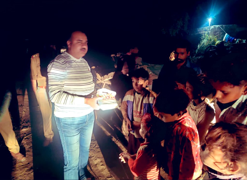 Antyextortion's tweet photo. आज मुझ थानाध्यक्ष बड़ौत,बागपत अजय कुमार शर्मा द्वारा मय टीम के थाना क्षेत्र में निराश्रित व झुग्गी झोपड़ी में रहने वाले बच्चों के साथ दिवाली मनाई व उनके लिए मोमबत्ती, मिठाइयां व अन्य उपहार देकर खुशियां साझा की 🙏🏻🙏🏻🙏🏻 https://t.co/dmcsE3MRX9