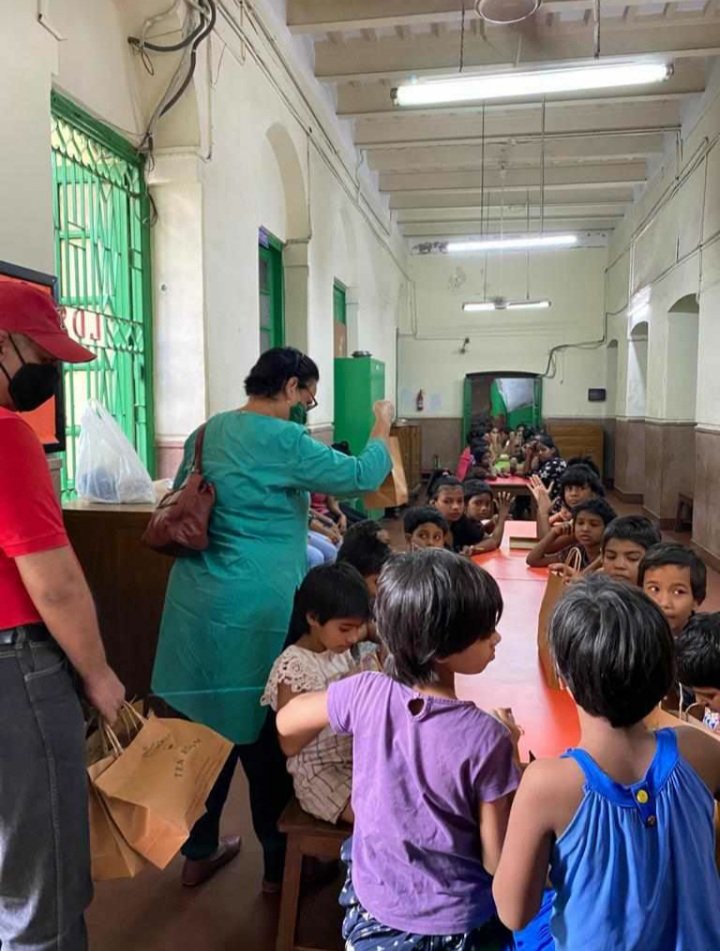 joyphukan's tweet image. The true spirit of #Diwali @GoodrickeTea celebrating Diwali with children in Kolkata who have been unfortunately orphaned by organising lunch for them.