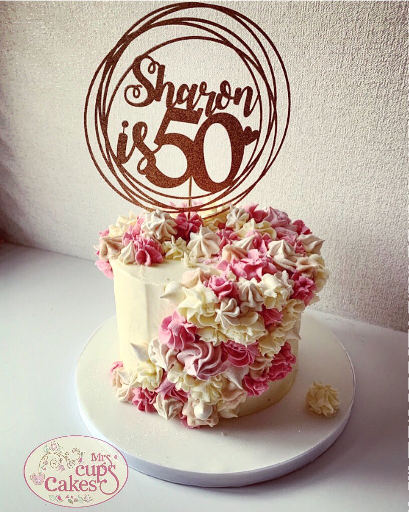 #happybirthday #birthdaygirl #fabulousat50 #50thbirthday #fabat50 #birthday #birrhdaycake #victoriasponge #buttercream #meringues #meringuekisses #celebration #celebrategoodtimes