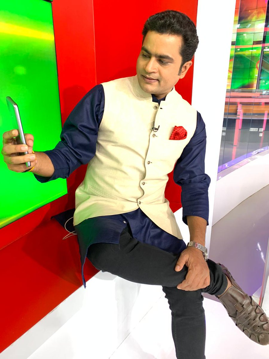 VIKASSH1111's tweet photo. देखता नहीं खुद...मैं हूँ कौन
देखने मे लगा है...मैं हूँ कौन https://t.co/gBKAyRMNsK