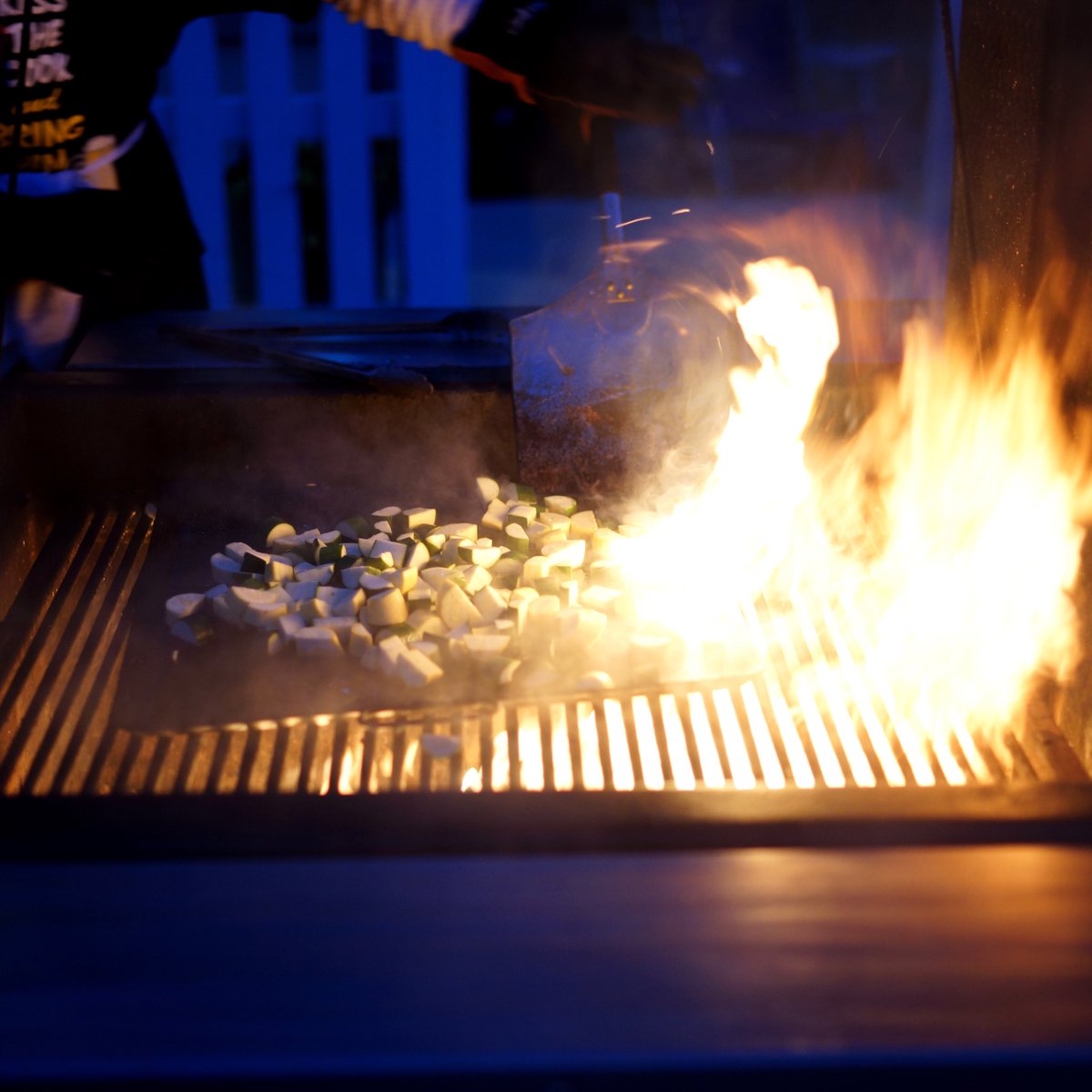 A glass (or bottle) of wine and a warm fire make a perfect Saturday! Join us in Sutter Creek! Visit our tasting rooms for holiday specials🍷