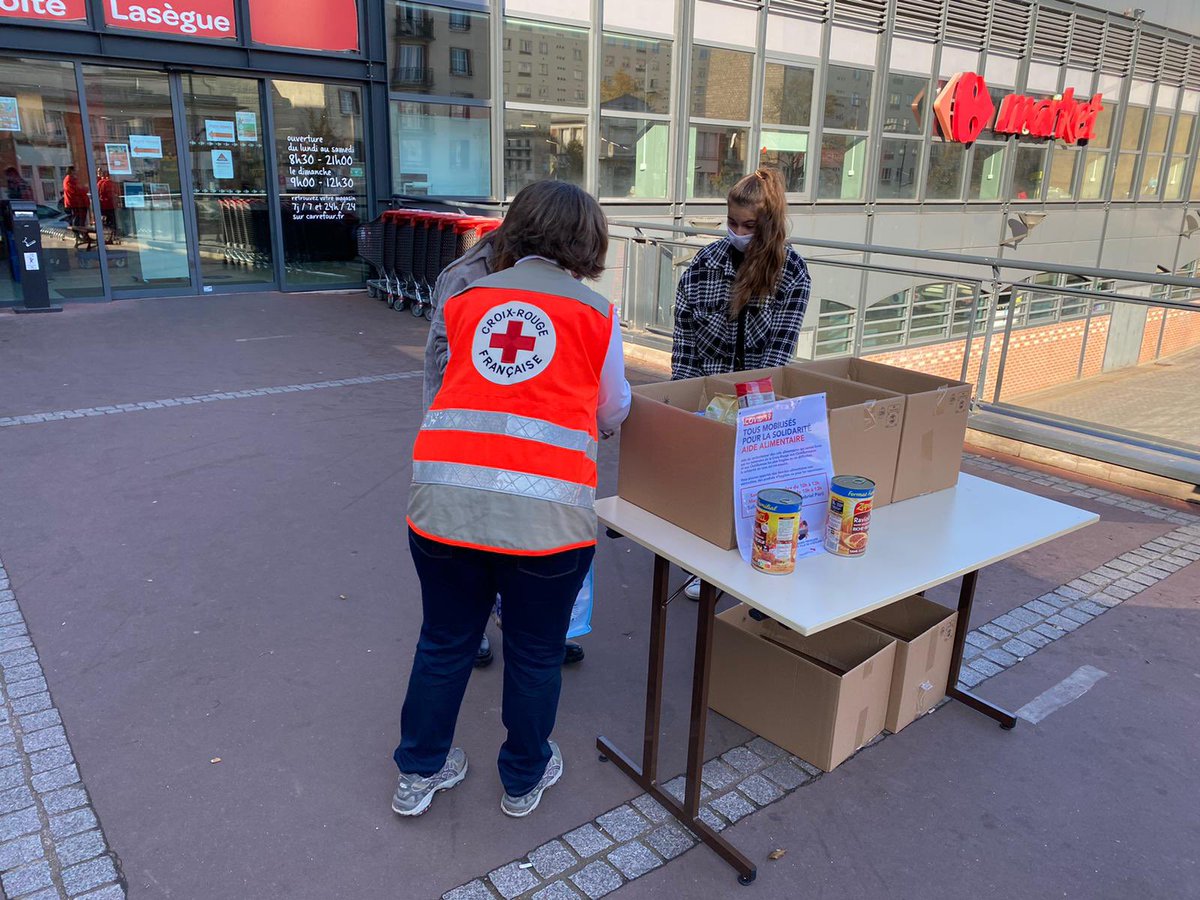 AzzazNadege's tweet photo. Collecte solidaire à #Châtillon, quelle belle solidarité des habitants! Merci aux agents du CCAS et aux bénévoles @CroixRouge et de l’association Abajad. De nombreux colis alimentaires déjà préparés, rdv mercredi. Il manque surtout des produits pour bébés. https://t.co/3ZcGPGLvZ0