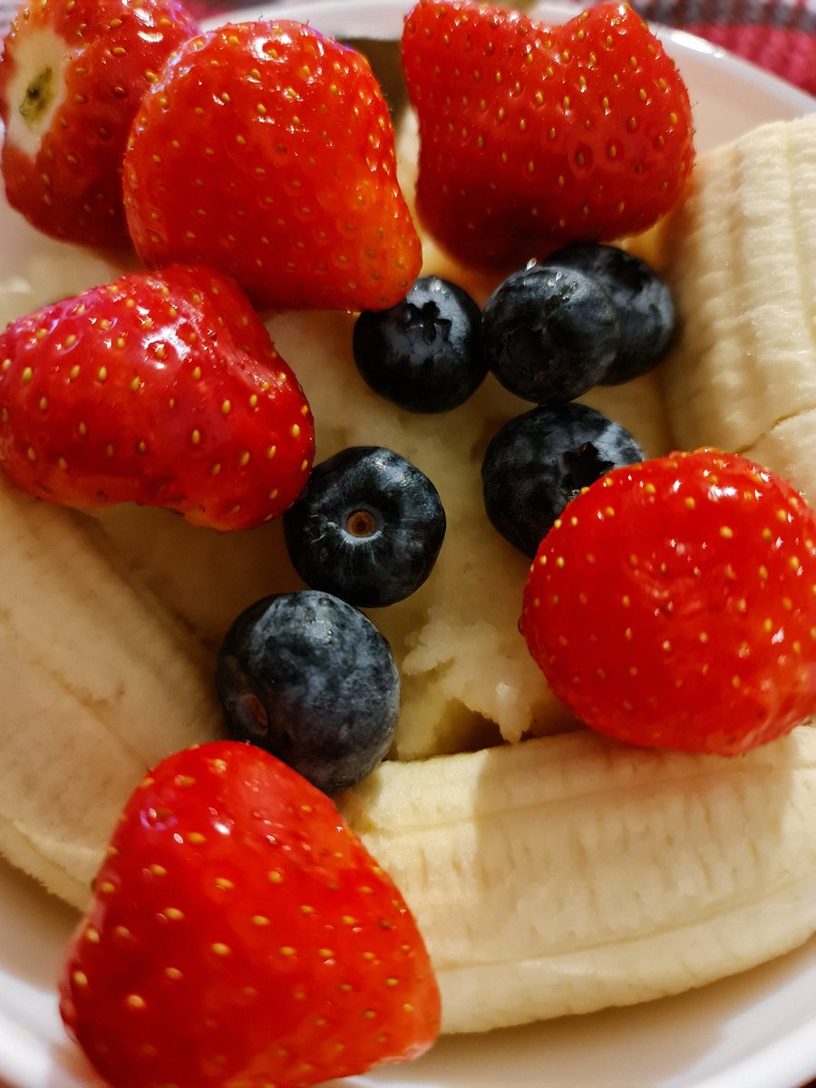DianaIlea31's tweet photo. 2nd lockdown resolution: eat more fruits!
I should eat more vegetables too, but hey, baby steps.π
#SaturdayThoughts #SecondLockdown #deliciousfruits #strawberry #blueberry #banana #summertaste #perfectcolours #nofilter #november https://t.co/kGoqKugEZm