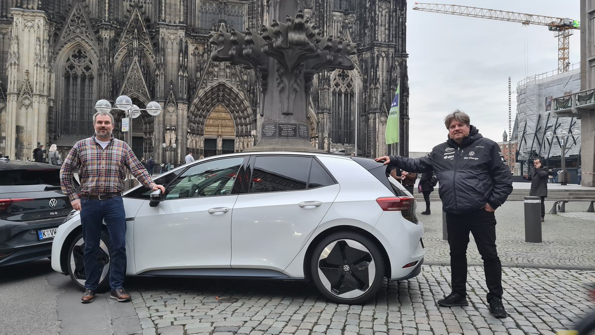 id3marathon's tweet photo. #id3 #First_Mover Nico besuchte uns am #Kölner_Dom. Er ist der erste Besitzer eines #id3 in #Deutschland #id3deutschlandtour #id3marathon https://t.co/61eiSK796F