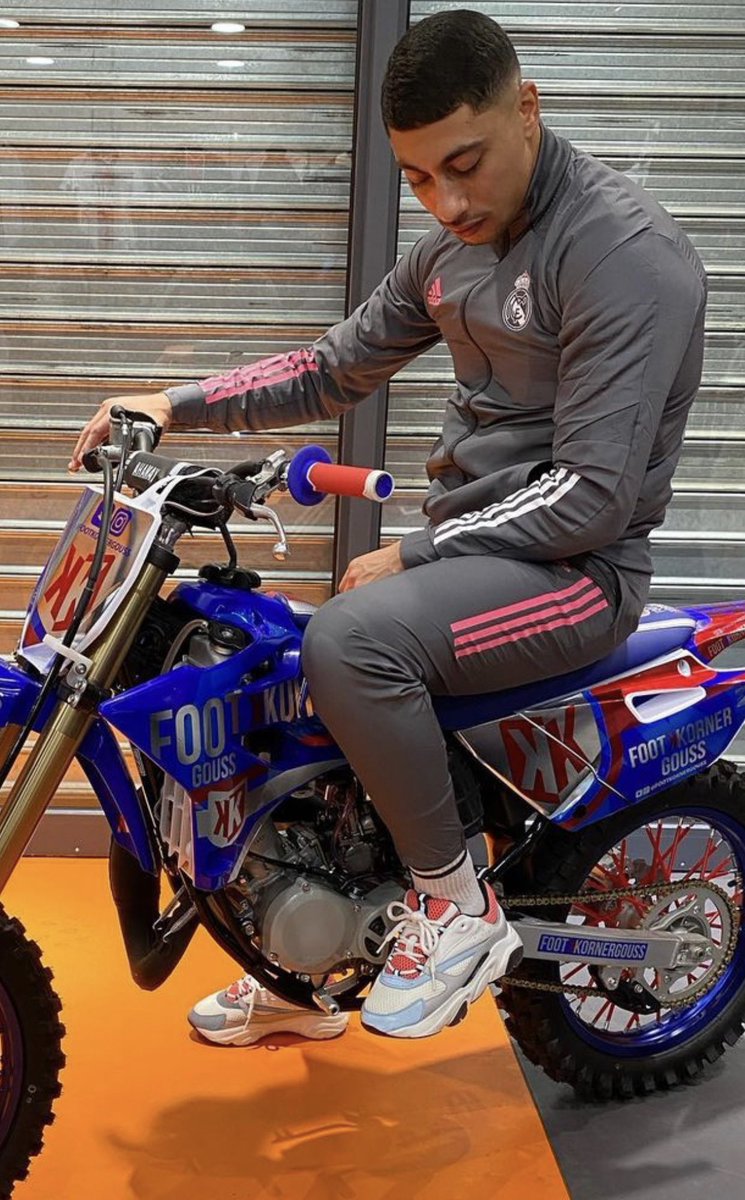 Hassan_5k's tweet image. Ça me fume Maes il fait 36 de pointure ?