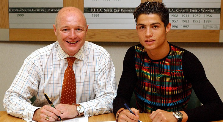 CHAPITRE 1 : la naissance Le 12 août 2003, Cristiano Ronaldo signe à Manchester United pour 15 millions d'euros.