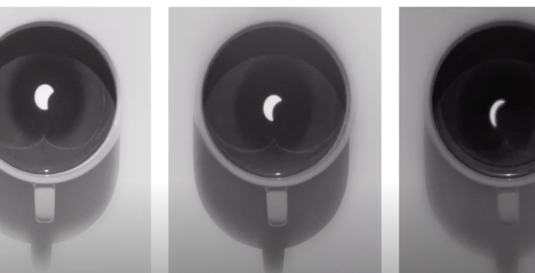 Eté 1999 : photographie NB argentique de Patrick Bailly-Maitre-Grand. Reflets de l'éclipse solaire dans une tasse à café. Majestueux. 

Découvert de l'exposition "Rêver l'Univers" @museedelaposte <a href="/NuitdesMusees/">NuitdesMusées</a> #NuitDesMuséesChezNous #MBADMB #Art #Culture