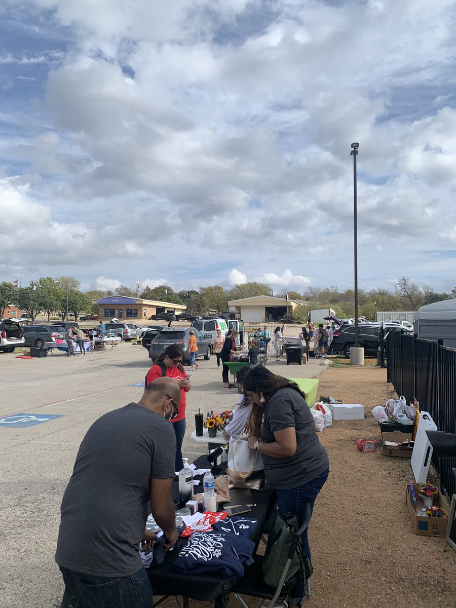 Come out to “Jingle while you mingle” today from 1-4 !