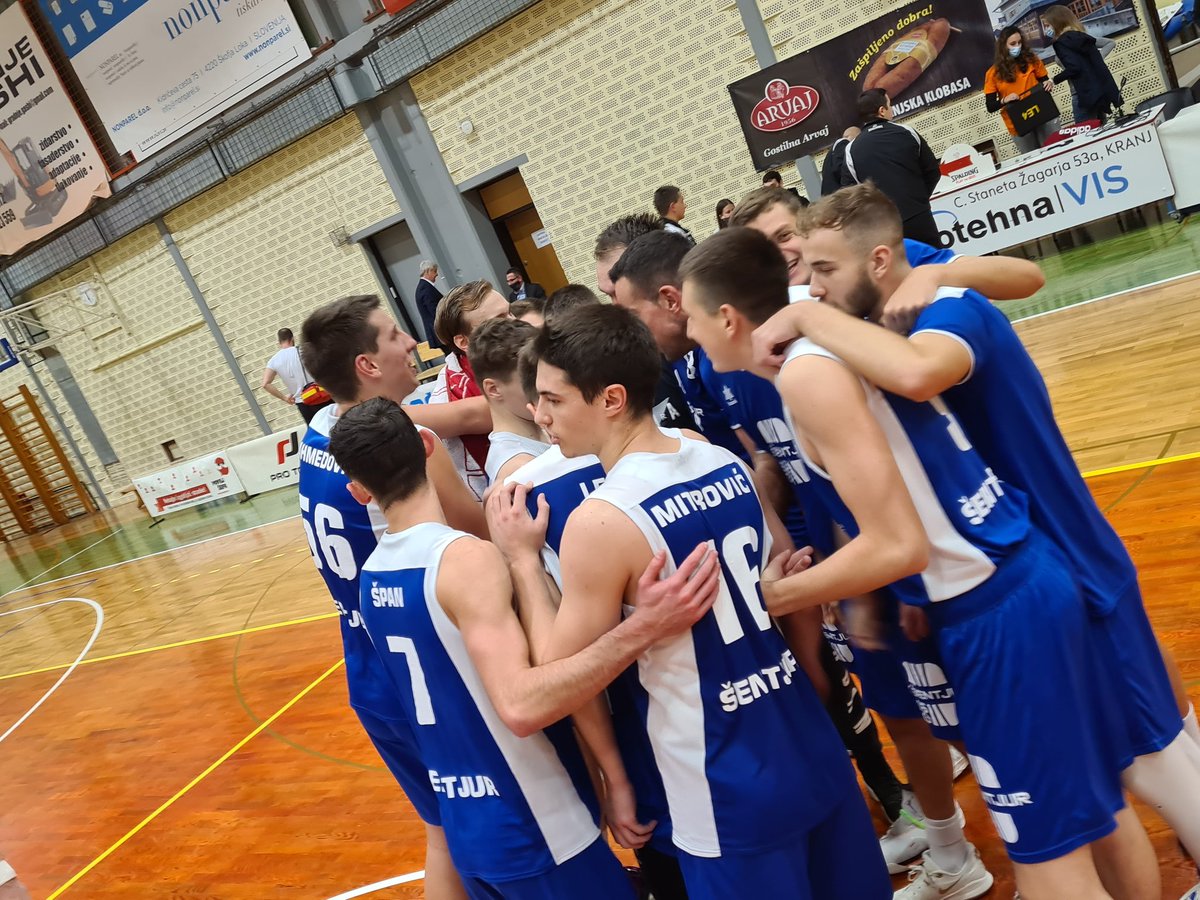 🔴⚪ Moštvo Šentjurja se v Kranju veseli tretje letošnje zmage. Varovanci trenerja Aleša Pipana so domači Triglav premagali z 80:62. 👏

📊 Šentjur: Špan 19 točk, Đapa17, Ahmedović 14, Ledl 13, Mitrović 8, Držić 3, Habat, Samac in Hadziselimović 2.

#KKŠentjur #GremoŠentjur