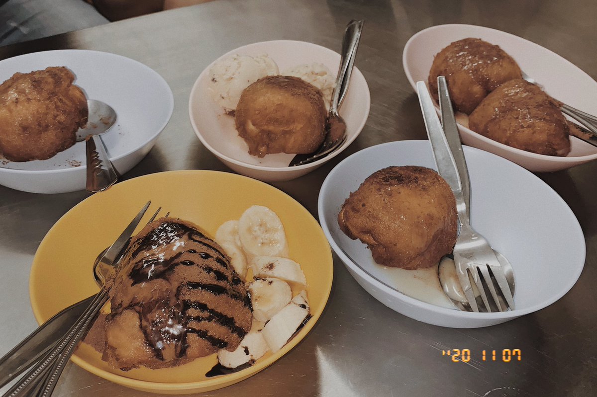 fiatfara's tweet photo. ร้านไอศกรีมทรงเครื่องสามกอง 

ไอศกรีมทอดสูตรโบราณ ไม่อมน้ำมัน 
ร้านมี2รส วนิลา🍨 ชอคโกแลต 🍫
��ลือกทอปปิ้งได้และมีเครื่องดื่มจากไอศกรีม smothieดีงาม 

ราคา 25 - 50฿ 

จอดรถในซอยร้านได้เลย
🚘ร้านอยู่ข้างที่พักบ้านภูอันดา 
@aroii  #รีวิวคาเฟ่ #รีวิวภูเก็ต 
#คาเฟ่ภูเก็ต https://t.co/B5IFp6tanJ